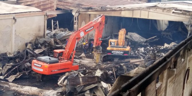 İşçiler, yanan 15 bin metrekarelik alanda kayıp patronlarını arıyor