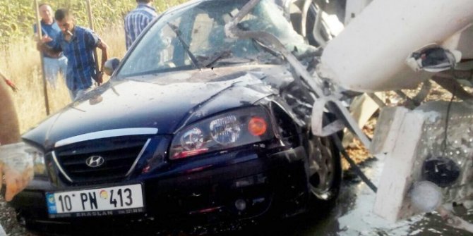 Beton mikseri otomobilin üzerine devrildi: 4 yaralı