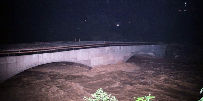 Rize’de sağanak yağış dereleri taşırdı