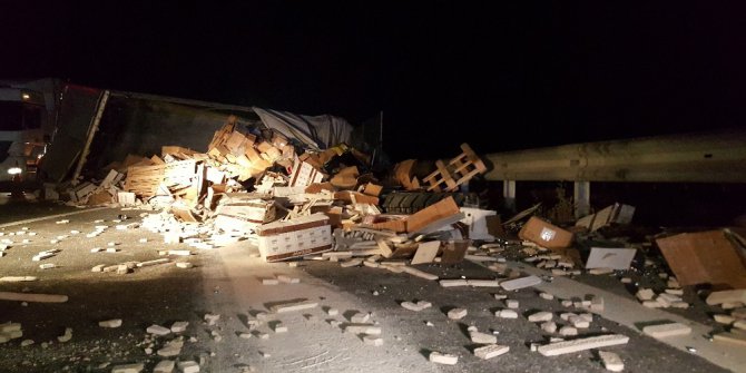 TEM Otoyolunda köprüden uçan tır köprü bariyerlerinde asılı kaldı