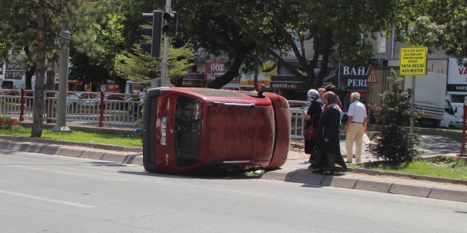 Direksiyon hakimiyeti kaybolan otomobil yan yattı