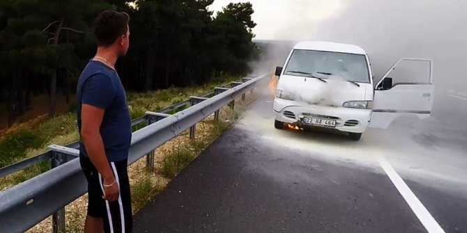 Minibüs otobanda alev alev yandı