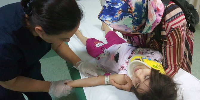 Sağlık merkezinin kapısı 4 yaşındaki çocuğun üzerine düştü