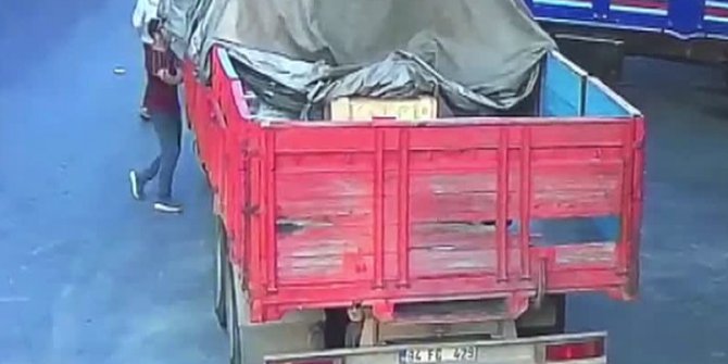 Kamyondan telefon çalan hırsız kameraya yakalandı