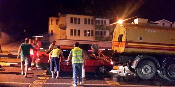 Otomobil sulama tankerine çarptı: 3 yaralı