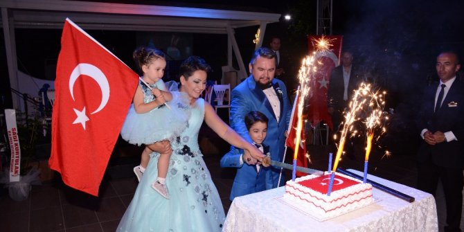 Havai fişekler eşliğinde erkekliğe ilk adımı attı