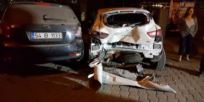 Park halindeki otomobillere çarptı: 4 yaralı