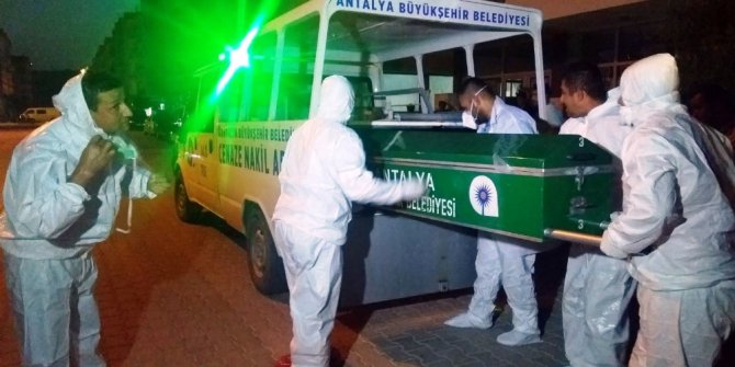 20 yıllık öğretmen evinde ölü bulundu