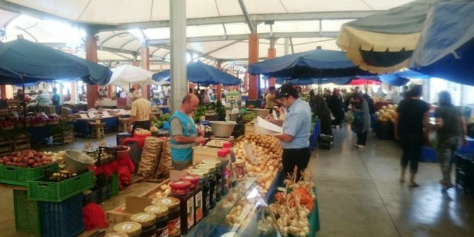 İzmit zabıtası pazarlarda denetim yaptı