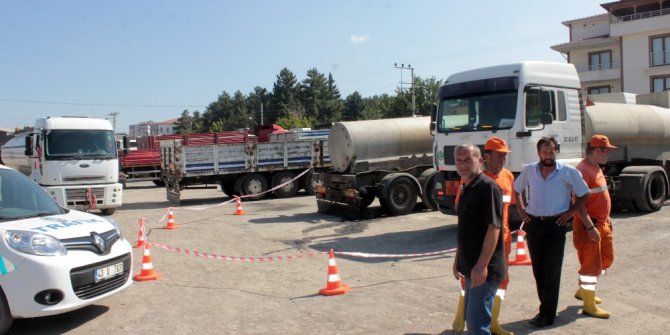 Asit tankerindeki sızıntı polisi alarma geçirdi