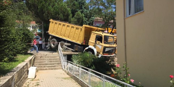 Fireni boşalan kamyon apartmanın bahçesine düştü