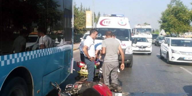 Motosiklet otobüse çarptı: 2 yaralı