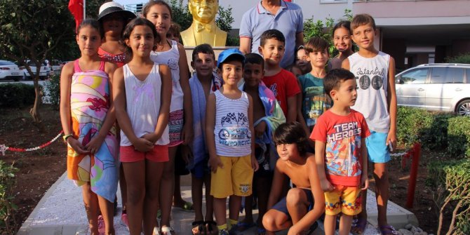 Mezitlililer Atatürk büstü ile fotoğraf çektirmek için birbirleriyle yarıştılar