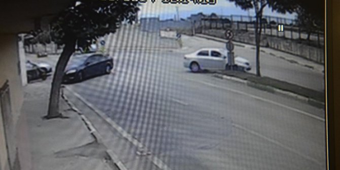 Karşı şeritten gelen otomobilin üzerine böyle uçtu