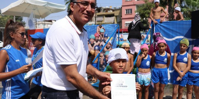 Yüzme öğrenen öğrenciler sertifikalarını aldı