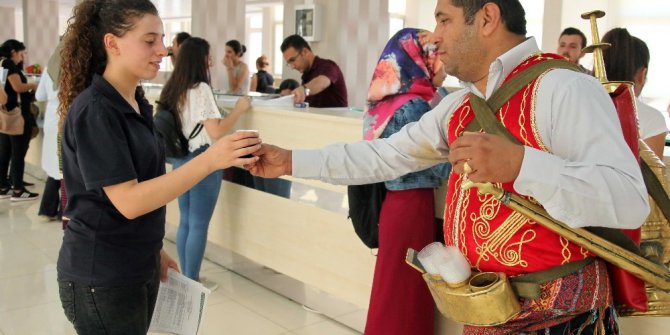 Üniversitede meyan şerbetli kayıt