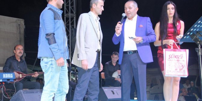 Hem konser verdi, hem hediye dağıttı