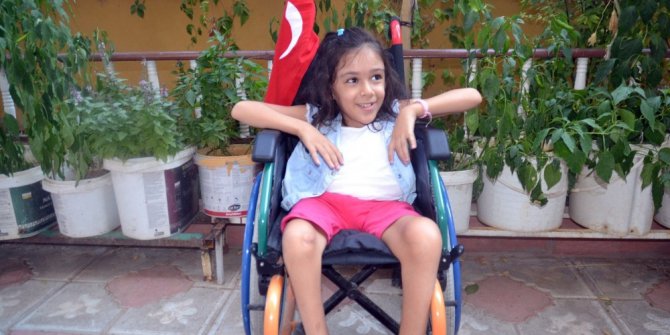 8 yaşındaki bedensel engelli Elif, okuma yazmayı sosyal medyadan öğrendi