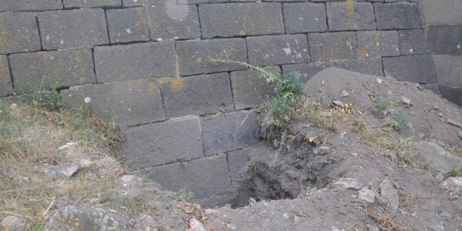 Defineciler Tarihi Köprü’nün ayağını kazdı