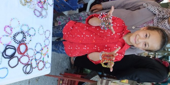 Burhaniyeli küçük kız okul harçlığı için çalışıyor