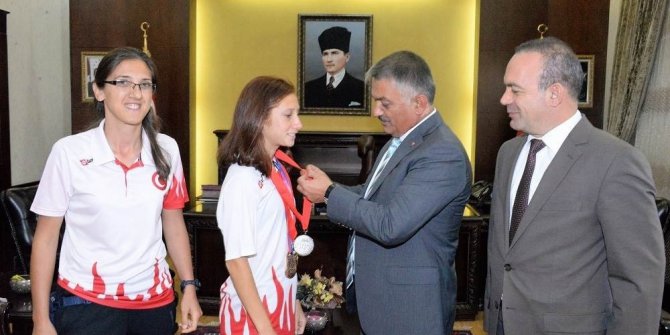 Dünya Şampiyonu sporcuya Vali Yazıcı’dan altın