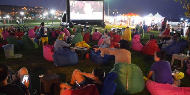Cuma ve cumartesi geceleri açık havada sinema keyfi