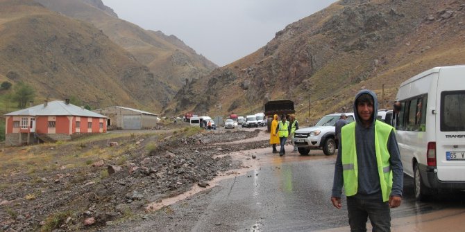 Van-Hakkari karayolu sel nedeniyle ulaşıma kapandı