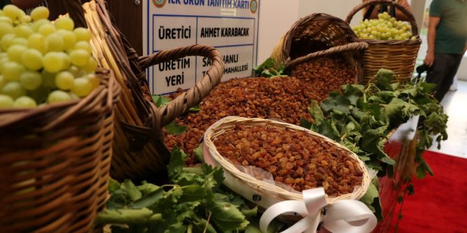 Sezonun ilk kuru üzümü açık arttırmayla satıldı