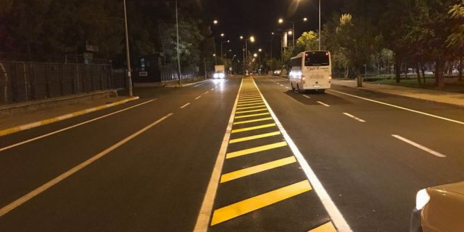 Asfaltlanan caddelere yol çizgileri çizildi