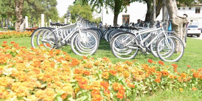 Başkan Atilla’dan 100 çocuğa 100 bisiklet