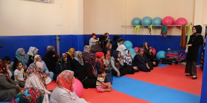 Gençlere madde bağımlılığının sakıncaları anlatılıyor