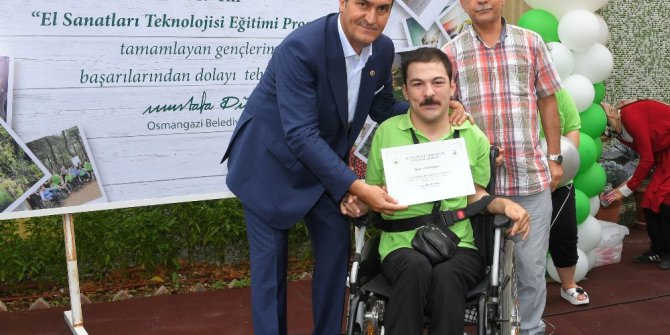 Engelli öğrencilerin sertifika heyecanı
