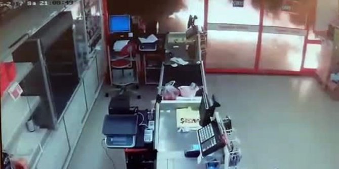 Eyüp’te markete molotoflu saldırı kamerada