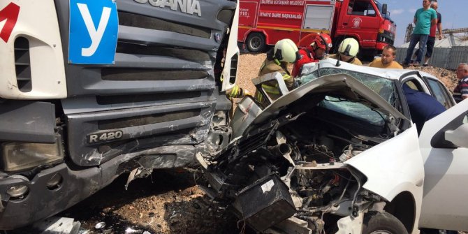 Kontrolden çıkan otomobil duran tıra çarptı: 4 yaralı