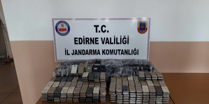 Edirne’de 750 bin TL’lik kaçak cep telefonu ele geçirildi