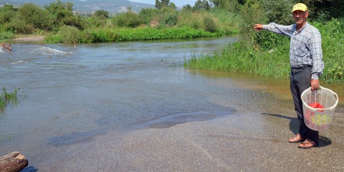 Baraj kapakları açıldı, köprü sular altında kaldı