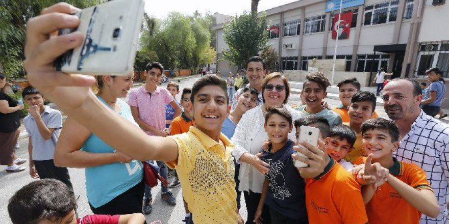 Konak’tan Öğrencilere İlk Gün Armağanı
