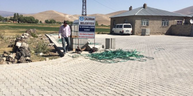 Çaldıran’da yol yapım çalışması