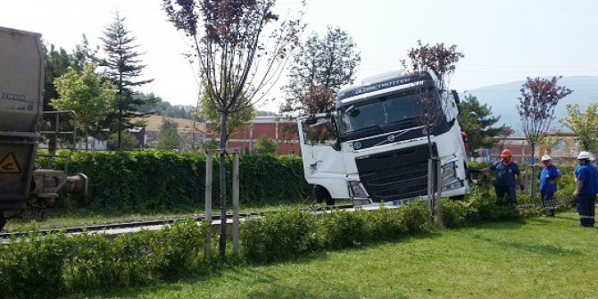 Yük treni tıra çarptı: 2 yaralı