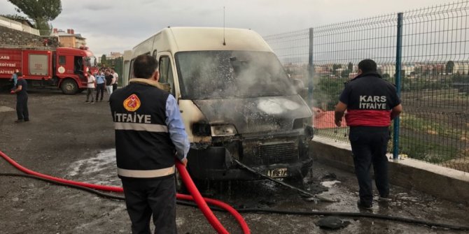 Park halindeki minibüs yandı