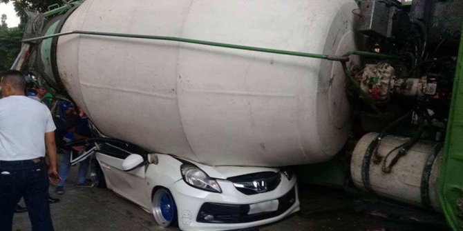 Filipinler’de beton mikseri otomobilin üzerine devrildi