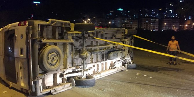 Yolcu minibüsü ile otomobil çarpıştı: 12 yaralı