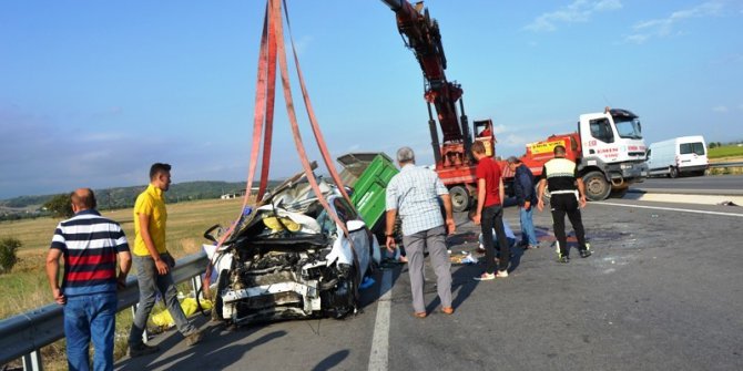 Otomobil traktöre arkadan çarptı 3 kişi yaralandı