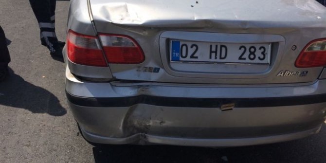 Motosiklet otomobile arkadan çarptı: 2 yaralı