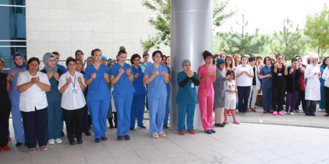 Evinde ölü bulunan genç hemşire mesai arkadaşlarının gözyaşları ile uğurladı