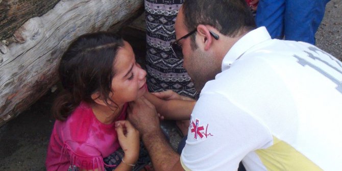 Nöbetten çıkan 112 görevlisi kaza sonrası şoka giren aileyi güçlükle teselli etti