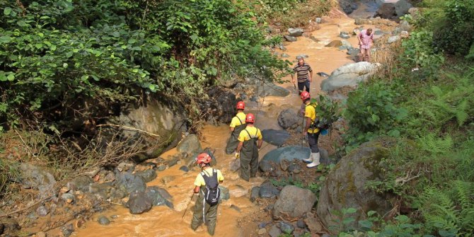 Rize’nin Çayeli ilçesinde selde kaybolan Mehmet Küçüksarı için arama çalışmaları devam ediyor