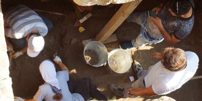 İsale hattı kazısında ortaya çıkan oda mezarda çalışmalar devam ediyor