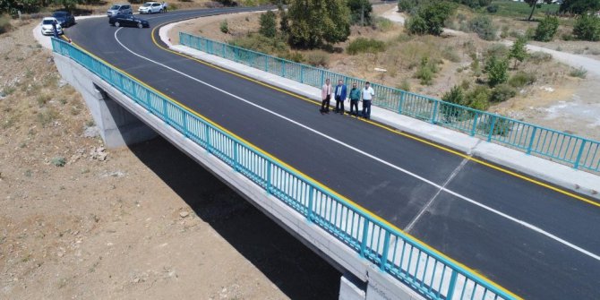 Bir köprüyle 6 mahalle birbirine bağlandı