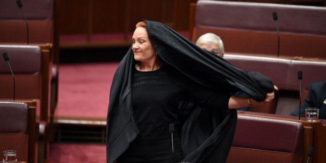 Avustralyalı senatörden çirkin protesto